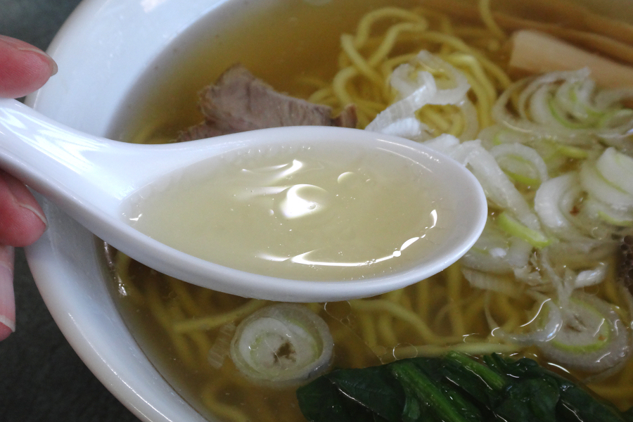麺はしこしことした中太麺でスープとの絡みも程よく、これぞラーメン！ といった雰囲気。